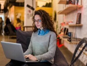 Cómo hacer remarketing educativo para atraer más estudiantes.