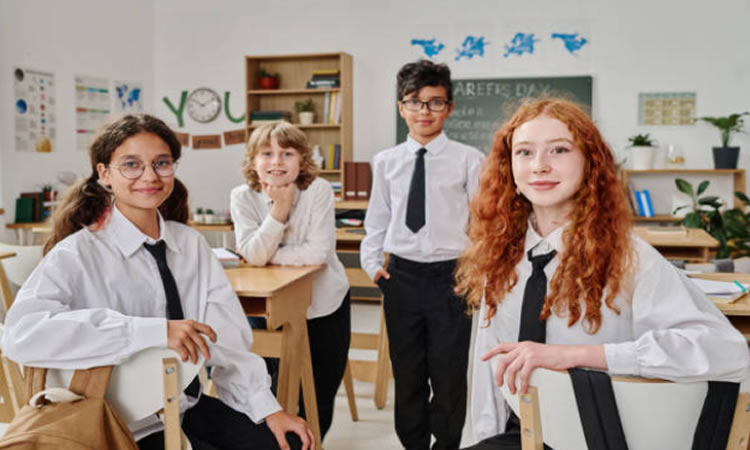 Cómo usar testimonios y casos de éxito para generar confianza en padres y estudiantes